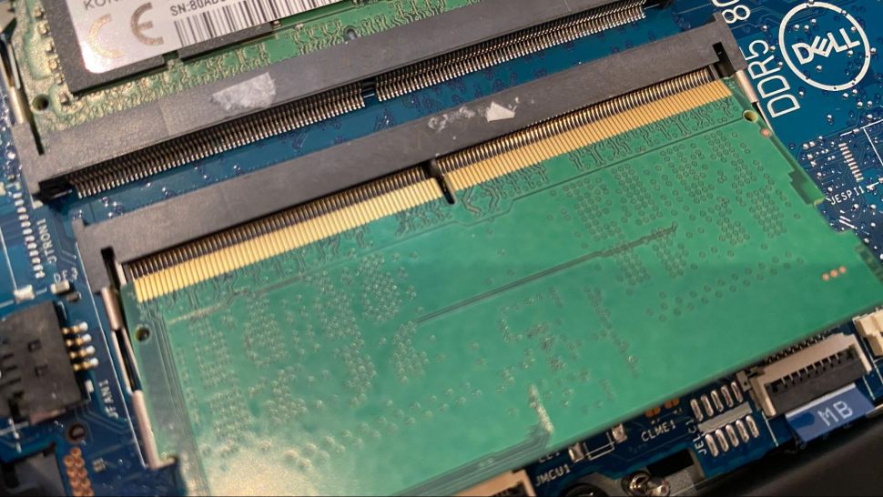 Lắp thanh RAM mới vào khe RAM